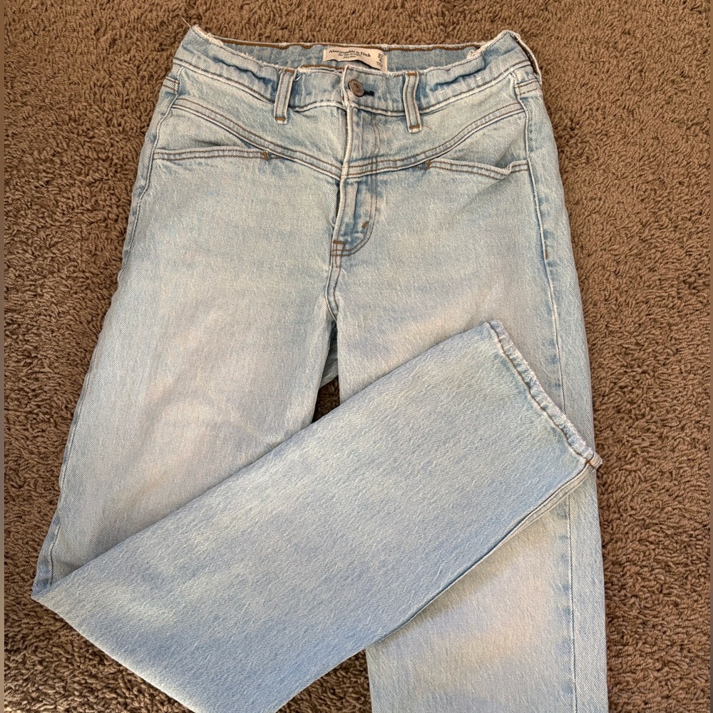 Abercrombie & Fitch Mid Rise 90’s Straight Jean Light Wash with Yoke Front 27/4R